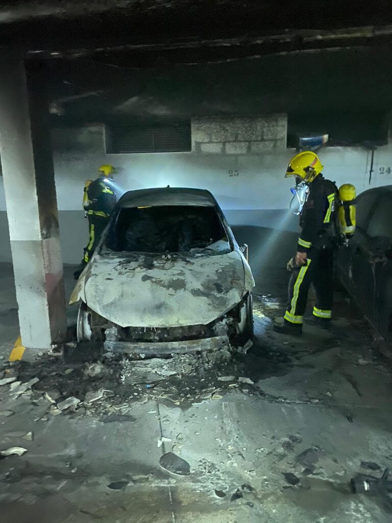 Dos afectados por inhalación de humo tras incendiarse dos coches en Arcas (Cuenca)