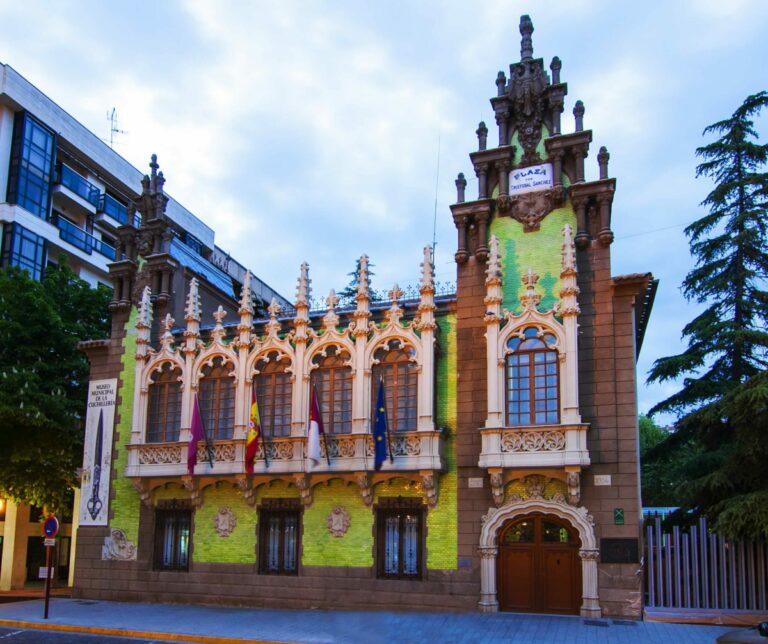 Cambios en el alumbrado del Ayuntamiento de Albacete, el Museo Municipal y el Museo de la Cuchillería Cambios en el alumbrado del Ayuntamiento de Albacete, el Museo Municipal y el Museo de la Cuchillería