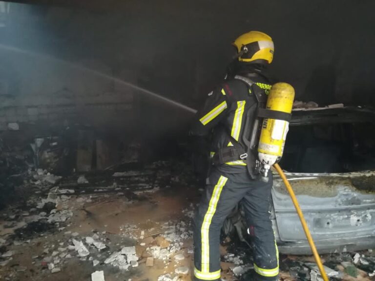 Calcinada una vivienda en Quintanar del Rey por un fuego originado en el garaje