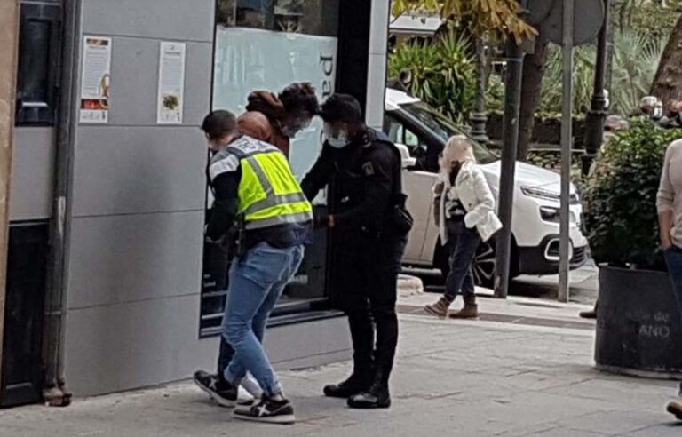 La Policía Nacional detiene en el centro de Puertollano a los presuntos autores de un robo en un domicilio