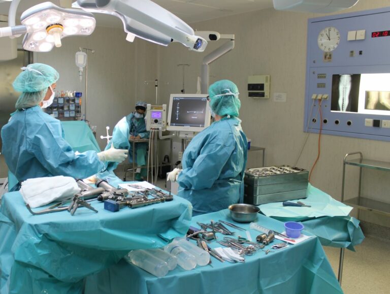 ¿Cuánto hay que esperar para que te atienda tu médico en Castilla-La Mancha? ¿Y para que te operen?