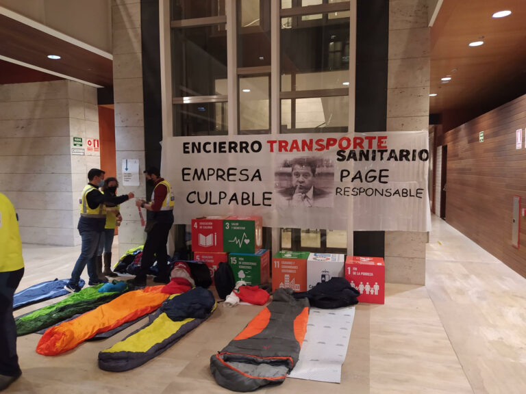Diez delegados sindicales se encierran con sacos de dormir en la consejería de Sanidad