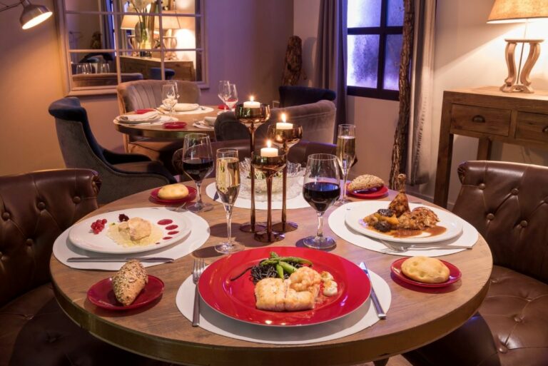 La OCU avisa de posibles prácticas abusivas en restaurantes con las comidas navideñas