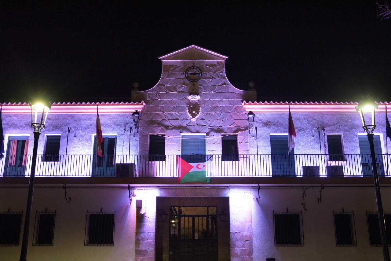 La bandera saharaui ondea en la fachada del ayuntamiento de Argamasilla de Alba