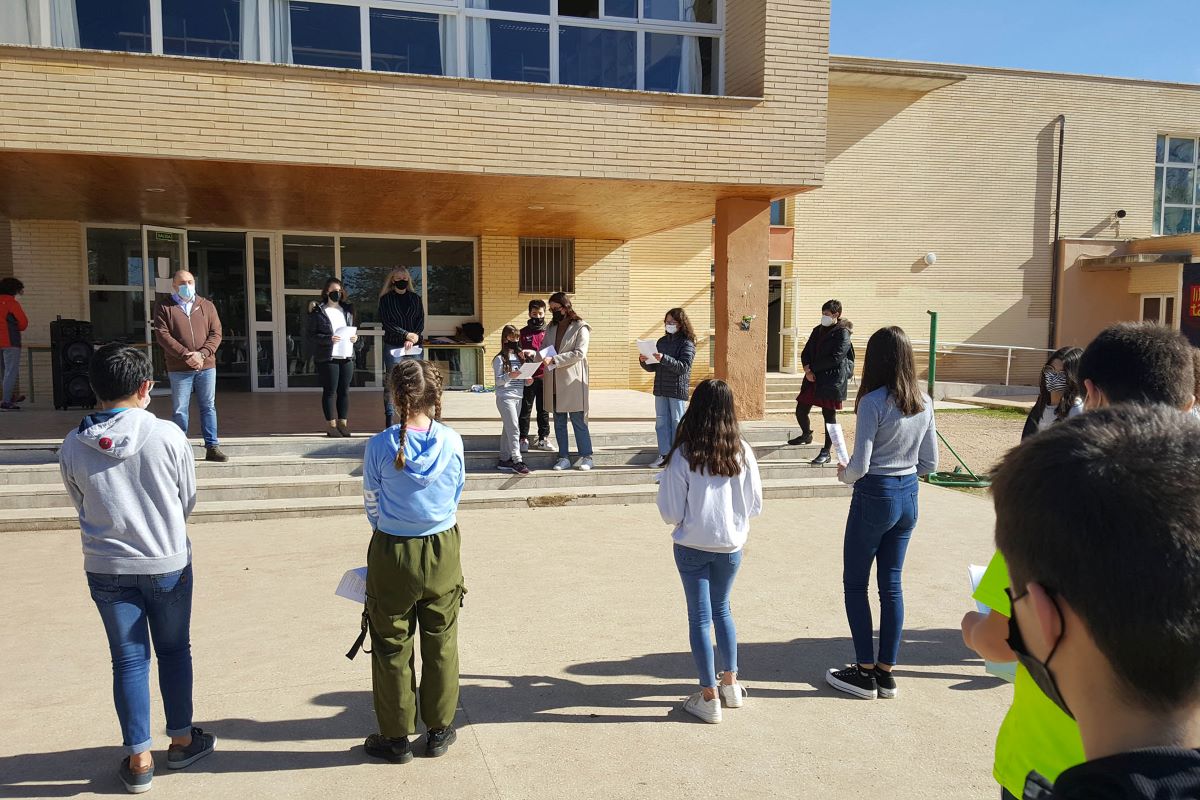 Escolares de Argamasilla de Alba conmemoran el Día de la Paz y la No Violencia