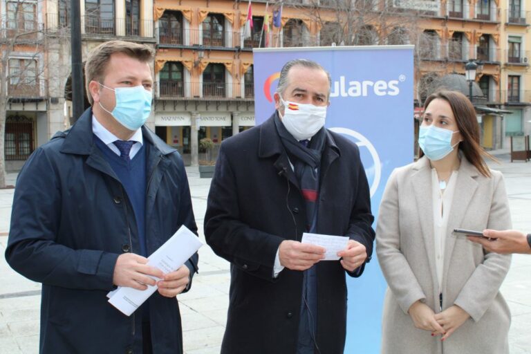Piden la dimisión de dos dirigentes del PSOE por saltarse el protocolo y vacunarse