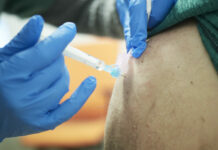 La «amplía mayoría» de los 2.000 docentes que no recibieron la vacuna en C-LM aceptan ponérsela