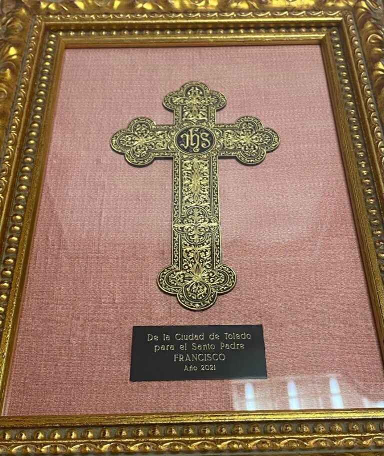La alcaldesa de Toledo obsequiará al Papa con una cruz damasquinada