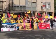 Trabajadores de Geacam materializan su amenaza y llevan su protesta a las puertas del Buero Vallejo