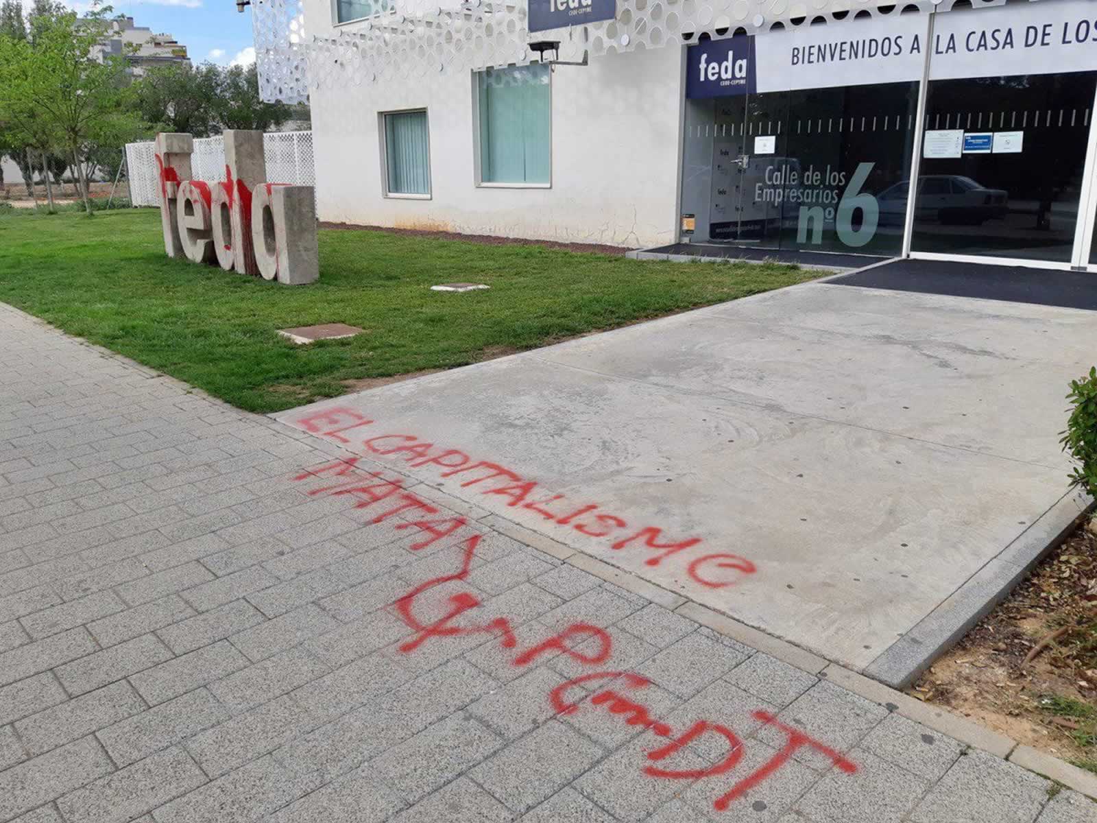 Aparecen teñidas de rojo las letras de FEDA en su sede de Albacete