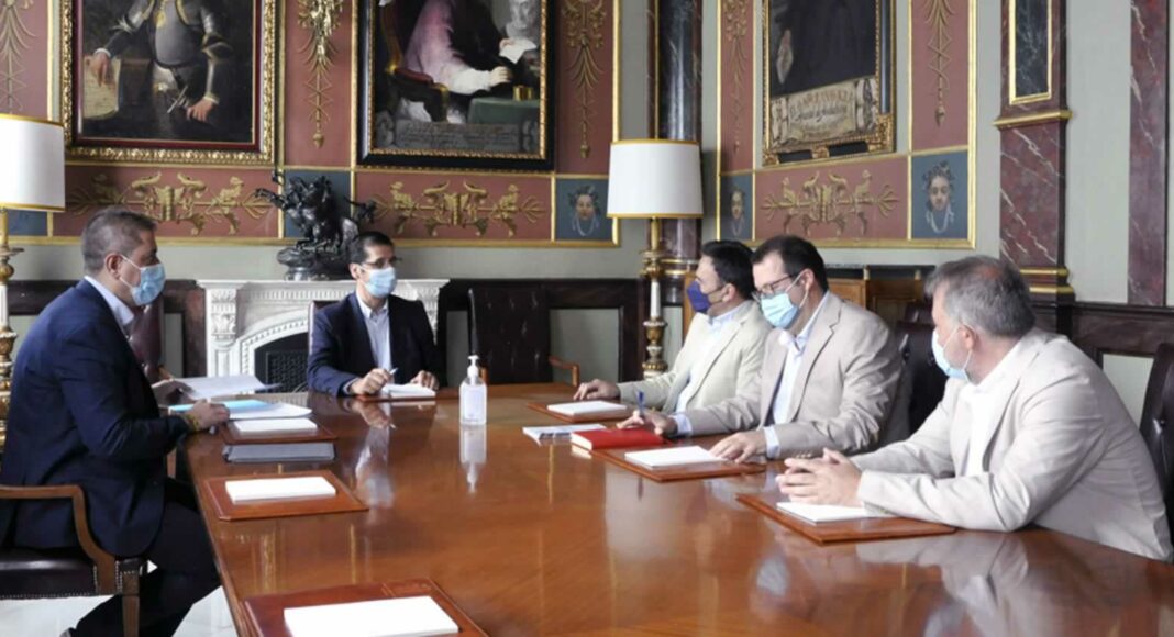 Caballero comparte con los regantes de la Mancha Occidental II la necesidad de promover la sostenibilidad