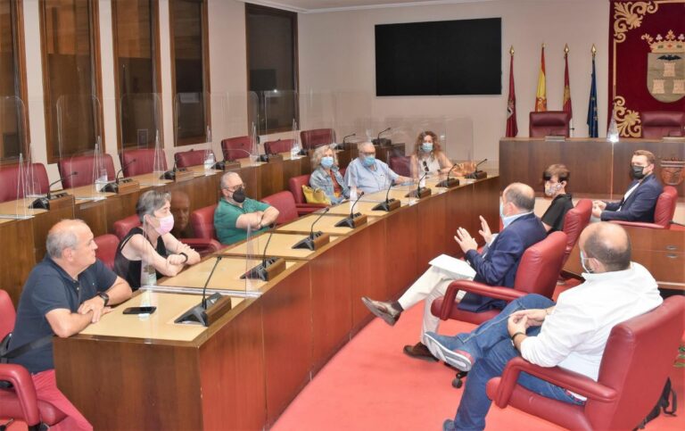 Sáez tendrá en cuenta al movimiento vecinal de cara a organizar actividades para la Feria de Albacete