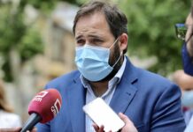 Núñez invita a Page a pedir «perdón» a los docentes durante su gala de homenaje