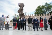 Cuatro puños unidos representan desde este jueves en las Cortes la unidad y el esfuerzo para «doblegar» al COVID