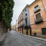 Muere un motorista en pleno centro de Cuenca al caerse de la moto que conducía en la subida al casco antiguo