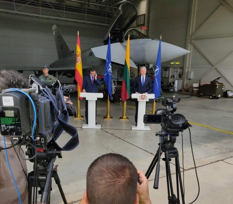 Pilotos procedentes de Albacete interrumpen una rueda de prensa de Pedro Sánchez en Lituania por una alerta aérea
