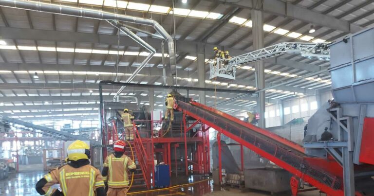 Los bomberos extinguen un incendio en una nave de neumáticos de Chiloeches