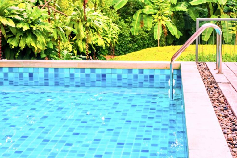 Trasladan al hospital a un hombre de 72 años tras ser rescatado de una piscina de Toledo