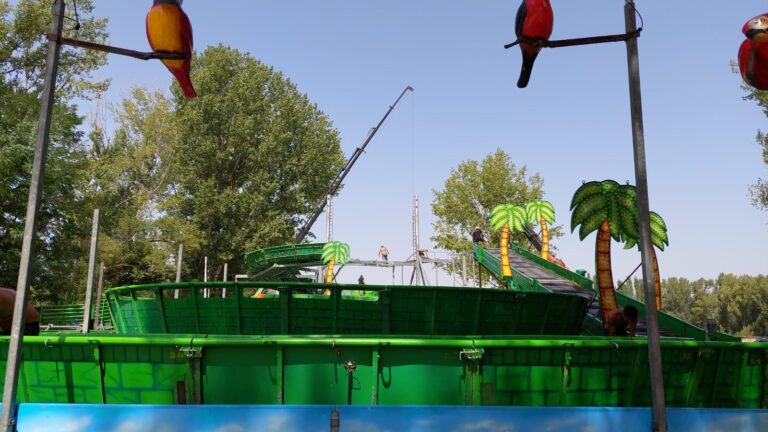 Tres heridos tras el vuelco de una barca de agua de una atracción de la feria de Cuenca