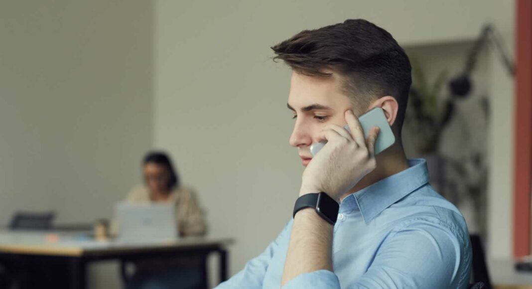 hombre hablando por telefono