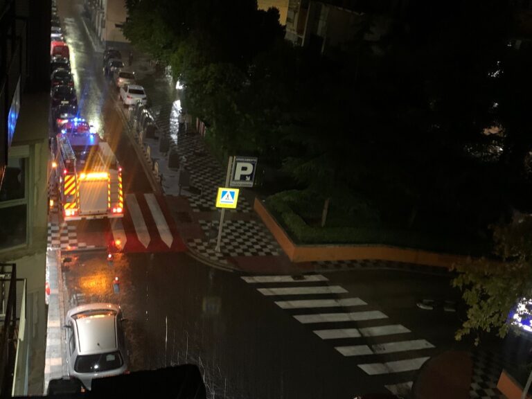 Calles anegadas, polideportivos con goteras y bomberos en acción tras las fuertes lluvias de este martes en Cuenca