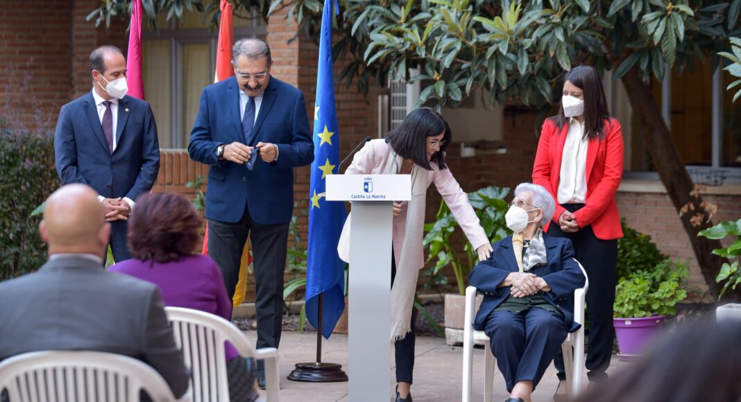 Araceli Hidalgo recibe la tercera dosis de la vacuna