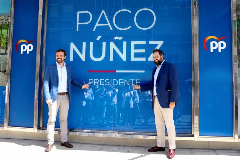 El PP de C-LM agasaja a Casado en la inauguración de la sede del partido en Toledo