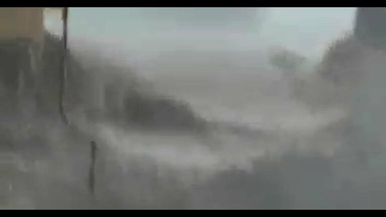 Terror en Cobisa: las lluvias revientan el muro de una vivienda