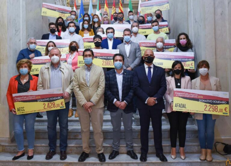 El presidente de la Diputación entrega el cheque solidario de los “Conciertos emblemáticos” a las asociaciones de la provincia