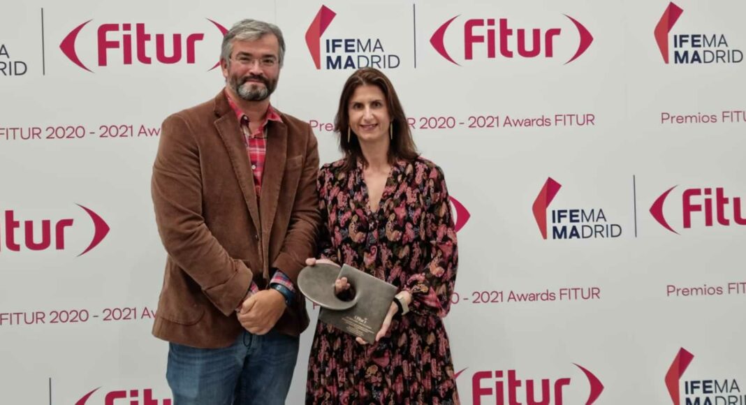 José Alberto Crespo y Carlota Lorenzo en el acto de entrega de los Premios FITUR 2021