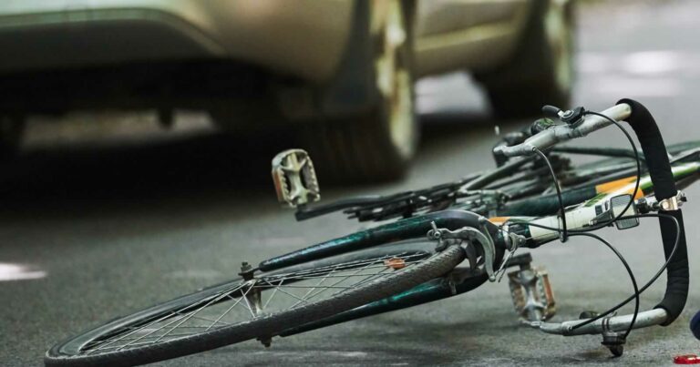 Atropellado un ciclista de 61 años en Cuenca por un “giro prohibido” de un coche
