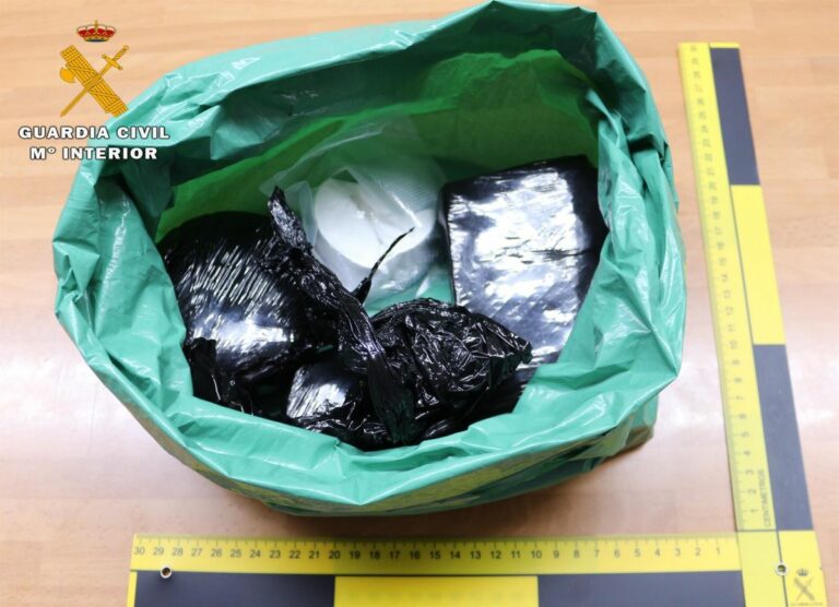 Detenidos con 684 gramos de cocaína ocultos en la rueda de repuesto