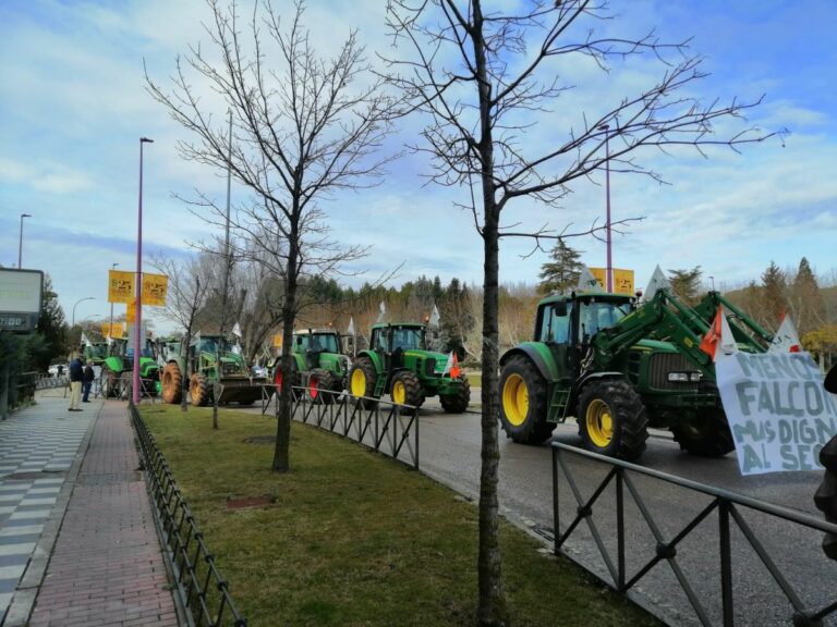 Tractores por las calles de Cuenca para protestar por la subida de costes y los recortes en la PAC