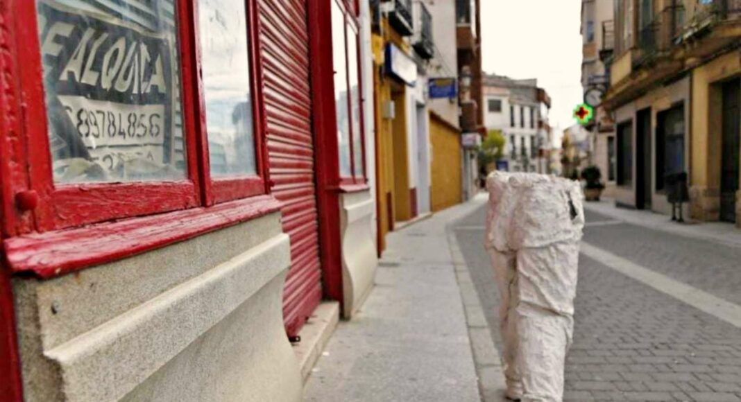 Esculturas a tamaño real que denuncian la despoblación y la pérdida de patrimonio en nuestra región