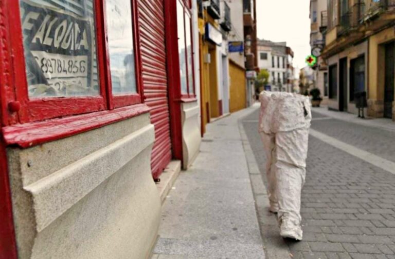 Esculturas a tamaño real que denuncian la despoblación y la pérdida de patrimonio en nuestra región