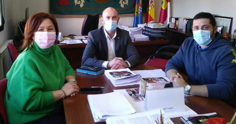 Reunión en Argamasilla de Alba del alcalde y la concejala con el presidente del Vespa Club Tomelloso