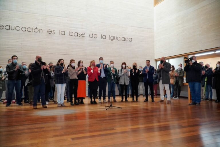 Unas 300 personas se concentran frente a la Consejería de Educación contra la violencia tras la agresión en Sonseca