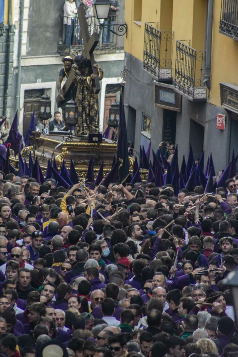 Turbos y nazarenos reviven tres años después un histórico Camino del Calvario en Cuenca