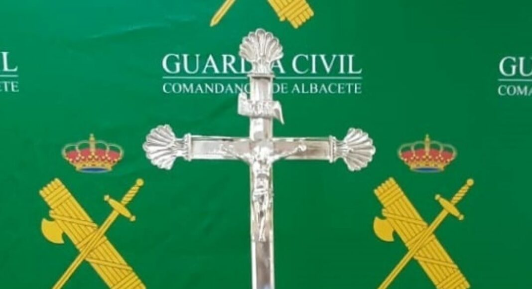 Robo Cruz Virgen de las Cortes 110422