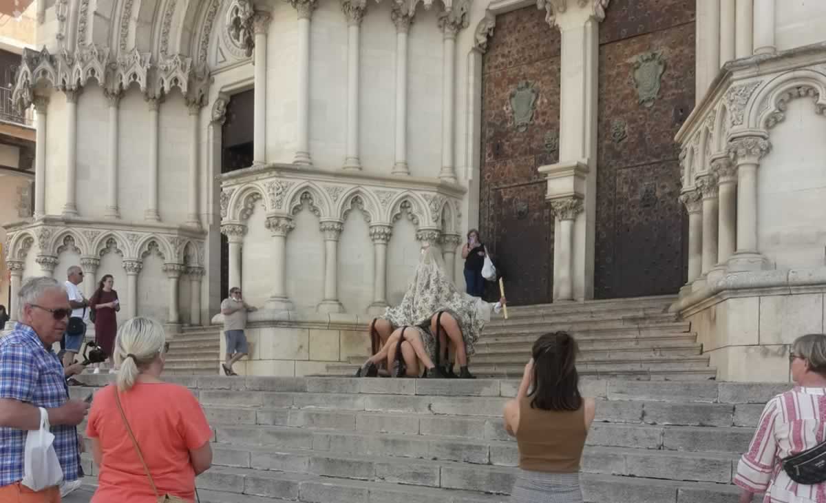 Una "performance obscena" con tintes religiosos ante la Catedral y una iglesia de Cuenca