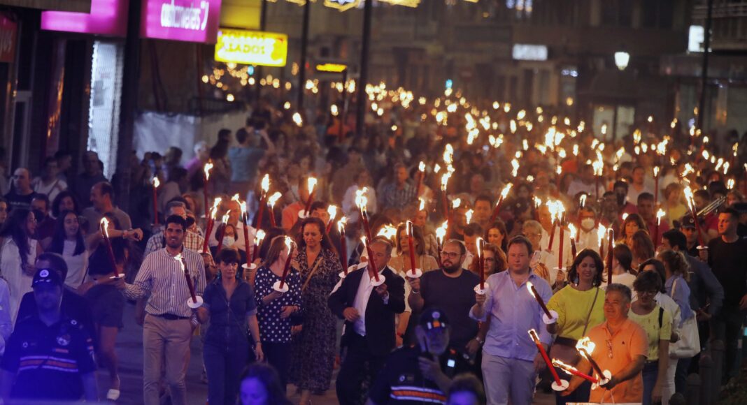 Más de 5.000 antorchas iluminan la noche de Albacete para honrar a San Juan Más de 5.000 antorchas iluminan la noche de Albacete para honrar a San Juan