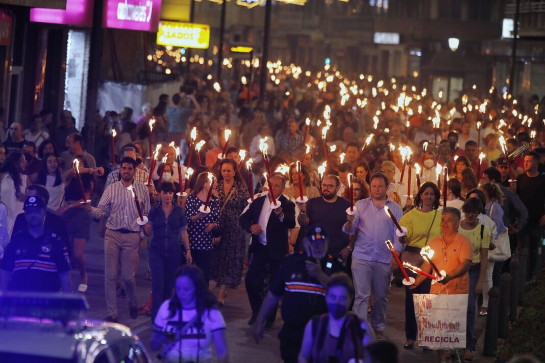 Más de 5.000 antorchas iluminan la noche de Albacete para honrar a San Juan