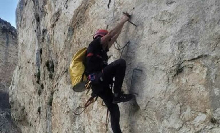Bomberos de Cuenca consiguen rescatar a un escalador accidentado en la vía ferrata de Fuertescusa