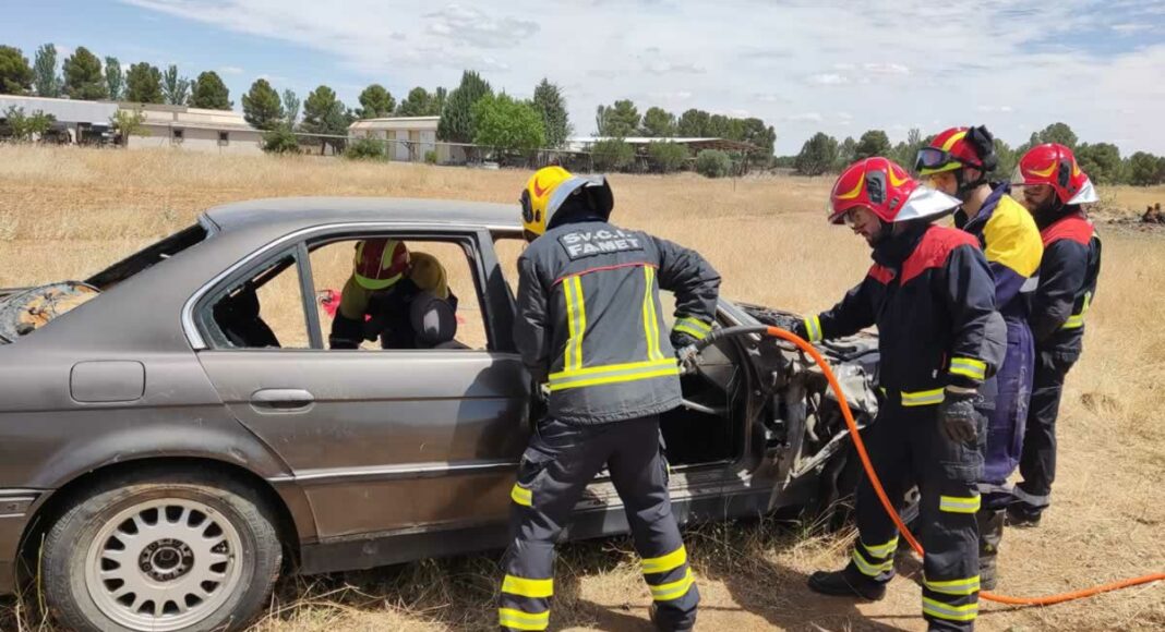 Bomberos y militares de Almagro realizan una práctica conjunta de rescate en vehículos accidentados