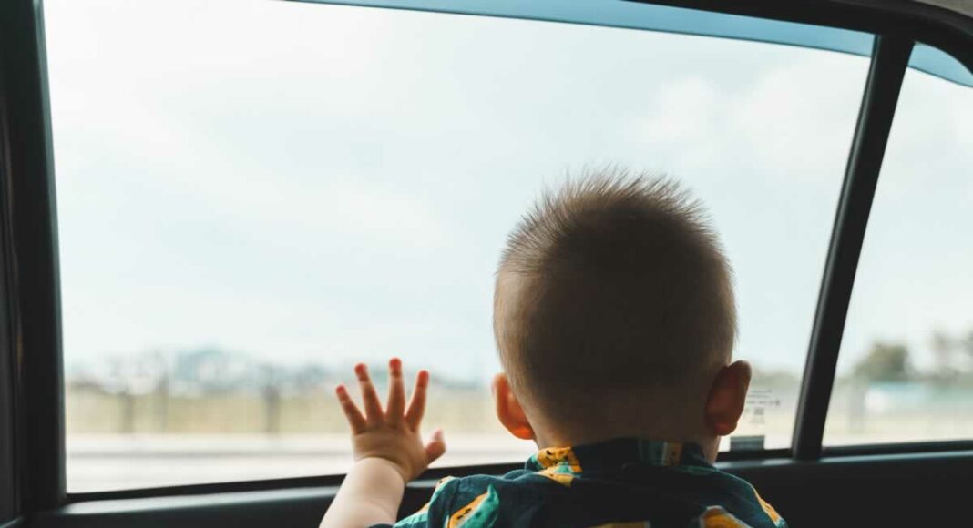 niño en coche