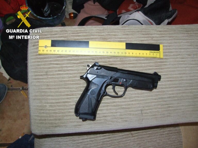 Robó 620 euros en una gasolinera de Villanueva de la Jara amenazando con una pistola falsa