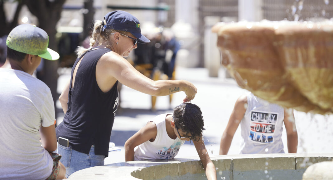 Refrescandose en la fuente