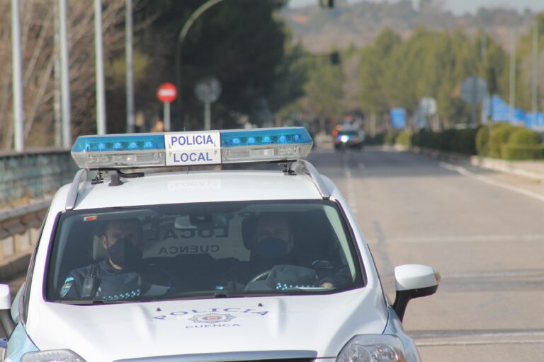 Un grupo de jóvenes huye de la policía en Cuenca tras pillarles haciendo botellón