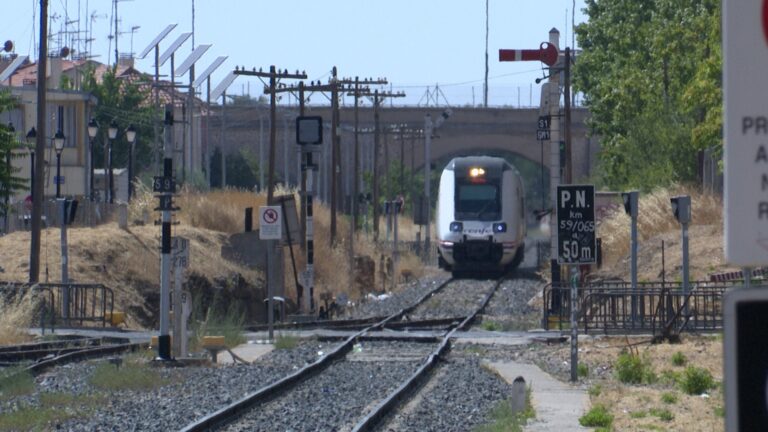 Emoción y reivindicación marcan el último servicio de tren Aranjuez-Cuenca