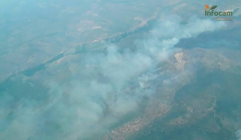 100 personas desalojadas tras el incendio en Casas de Lázaro, que ha calcinado unas 160 hectáreas 100 personas desalojadas tras el incendio en Casas de Lázaro, que ha calcinado unas 160 hectáreas